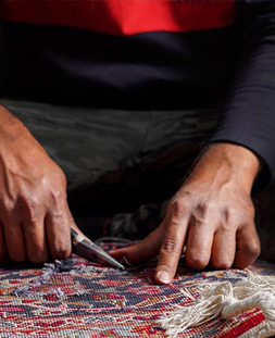 رفو گری قالی در قالیشویی جمهوری 